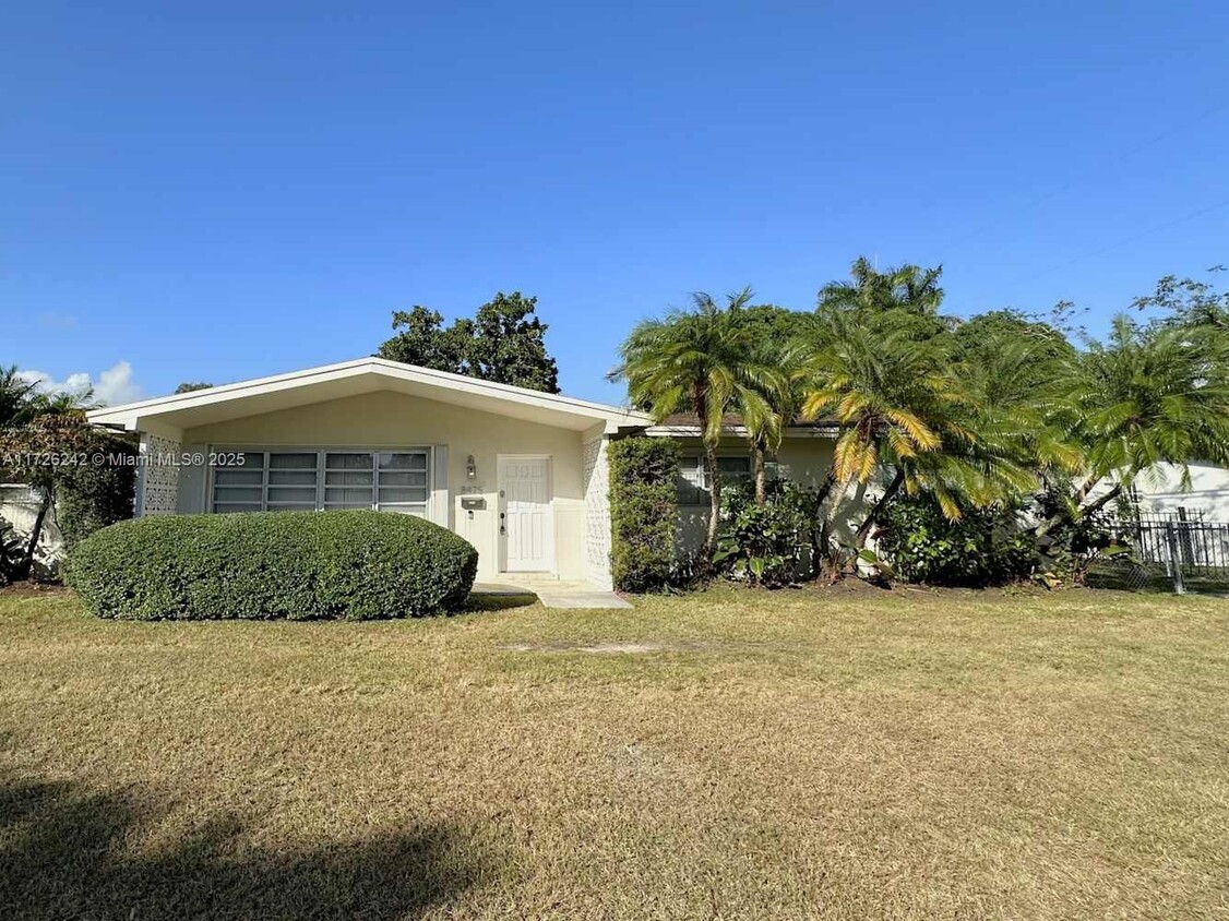 Foto principal - 8475 SW 158th St