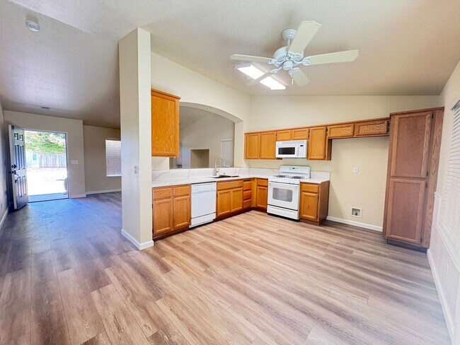 Foto del edificio - Three Bedroom, Two Bathroom, Single Story Home in Galt