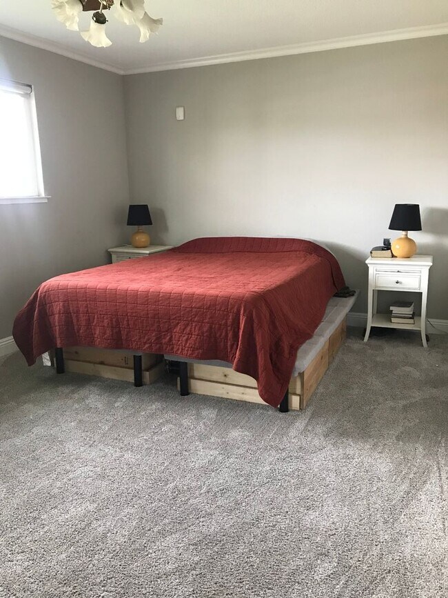Foto del edificio - $2,395 Fowler & Shaw, Gorgeous 3 Bedroom h...