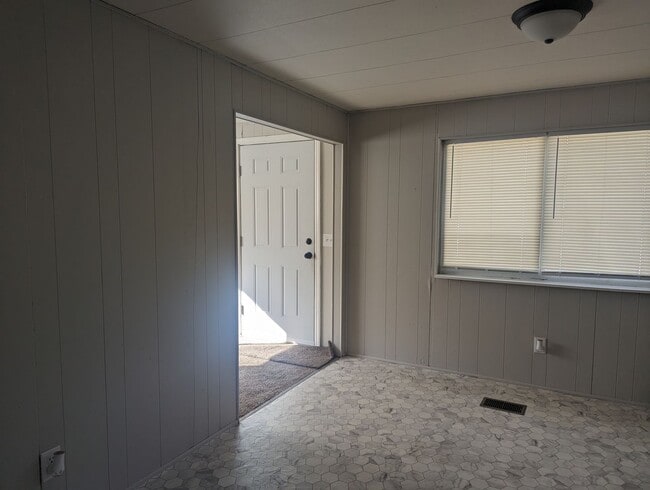 Building Photo - Nice 3 bedroom, 1 bath with large backyard