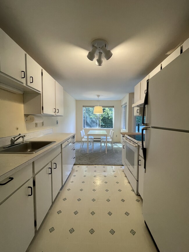 kitchen - 5818 NE 70th St