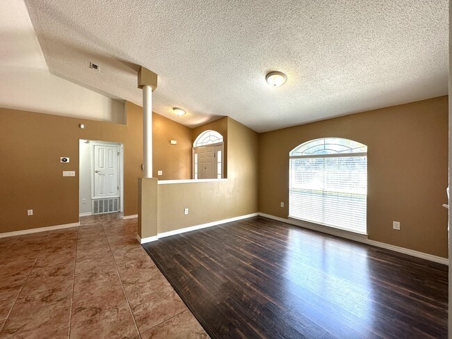 Building Photo - 147 Steeplechase Dr