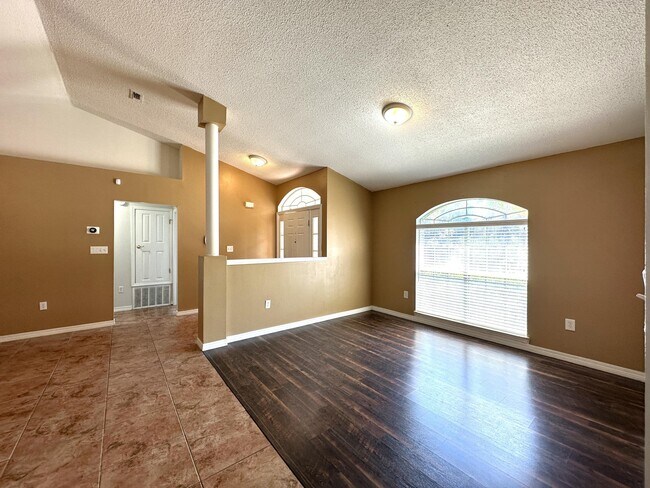 Foto del edificio - 147 Steeplechase Dr