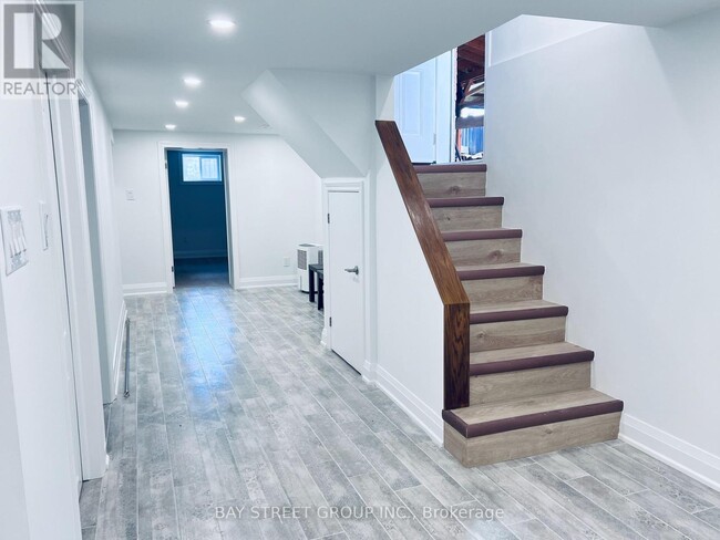 Photo du bâtiment - 1347 Victoria Park Ave