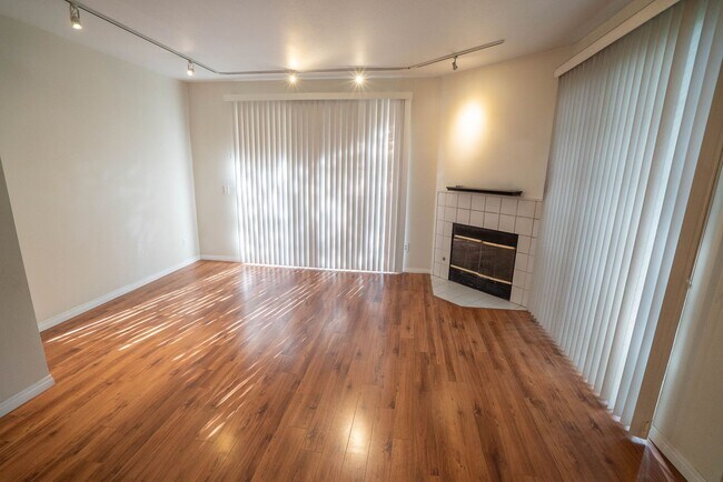 Foto del edificio - COMING SOON! 2-Bedroom Condo with some Uti...