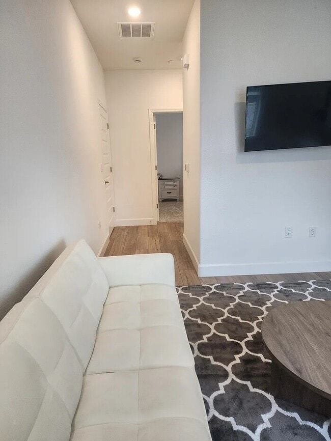 Building Photo - Bright & Cozy 1 Bed / 1 Bath Living Space ...