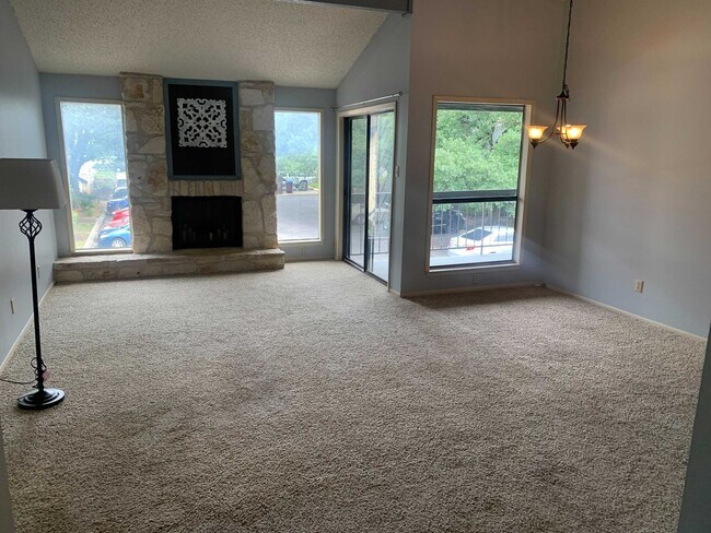 Foto del edificio - *COMING SOON!* GORGEOUS 2 Bedroom 2 Bath C...