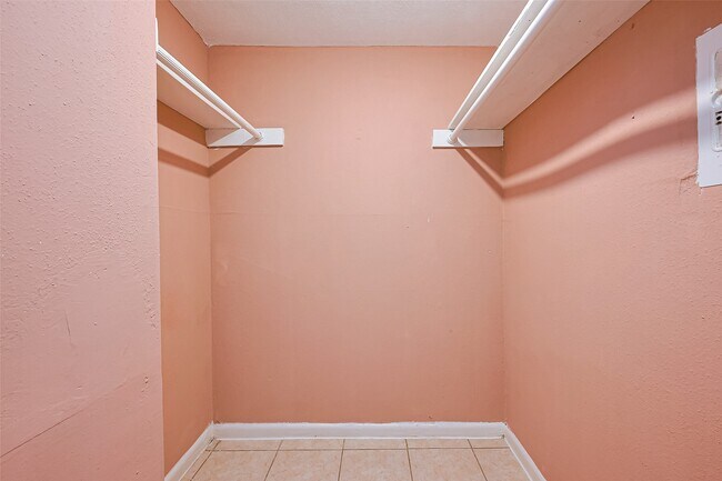 Building Photo - 9090 S Braeswood Blvd