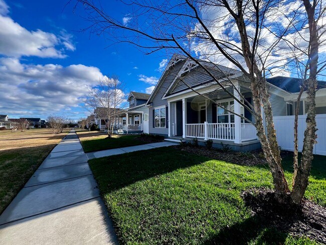 Foto del edificio - Beautiful Corner Lot, Single Family Home, in Sherwood Lakes.