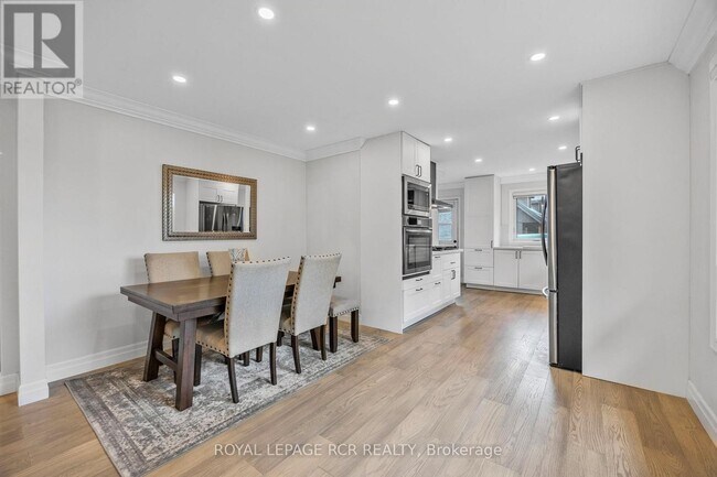 Building Photo - 61 William St E