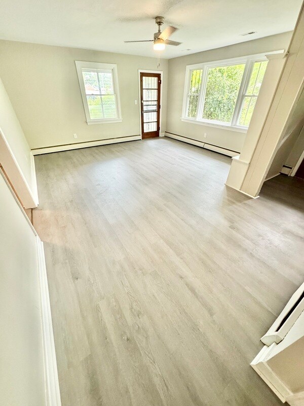 Foto del edificio - 483 Forest Ln