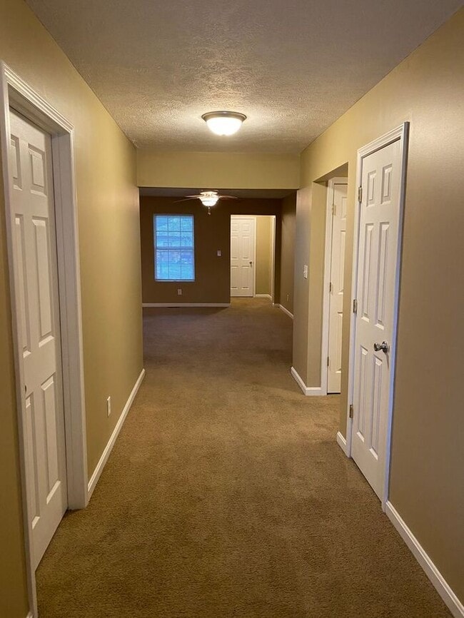 Building Photo - Open Concept 4 Bedroom Home & PETS WELCOME!!!