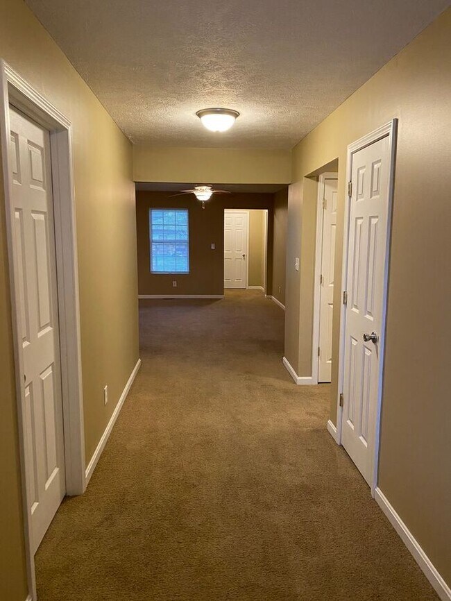 Foto del edificio - Open Concept 4 Bedroom Home & PETS WELCOME!!!