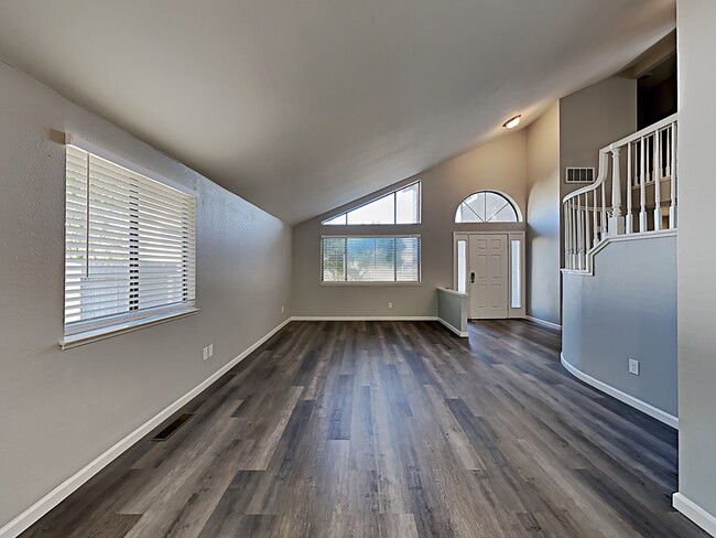 Building Photo - 119 Live Oak Ct