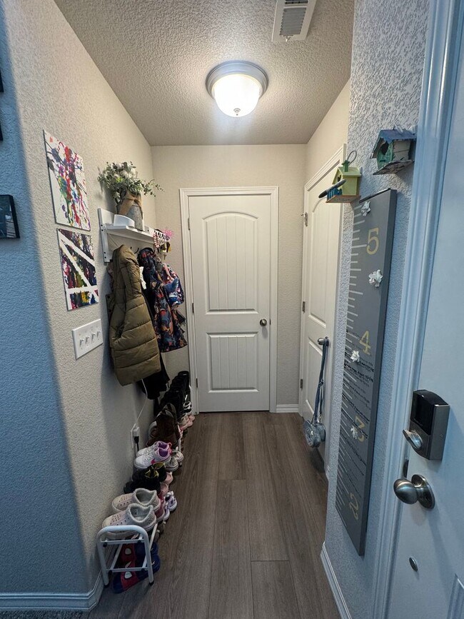 Foto del edificio - 3 Bed 2.5 Bath Home in Fountain Available in June