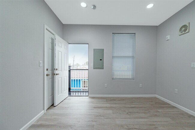 Building Photo - 807 Avenue K