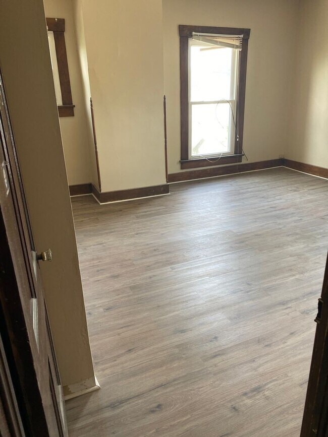 Building Photo - 4 Bedroom and 2 Bathroom located in Crawfo...