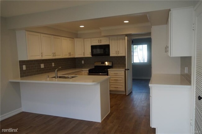 Building Photo - 3 br, 2 bath Condo - 4851 Royce Rd