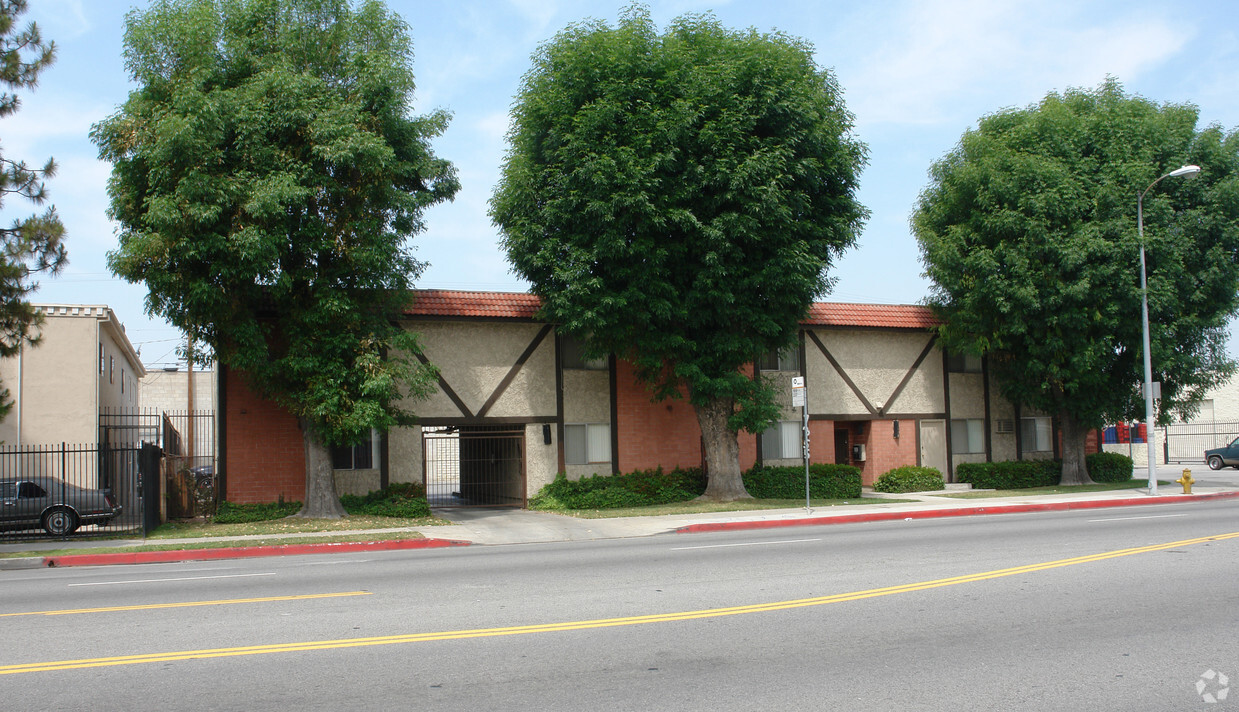 Building Photo - 7355 Woodley Ave