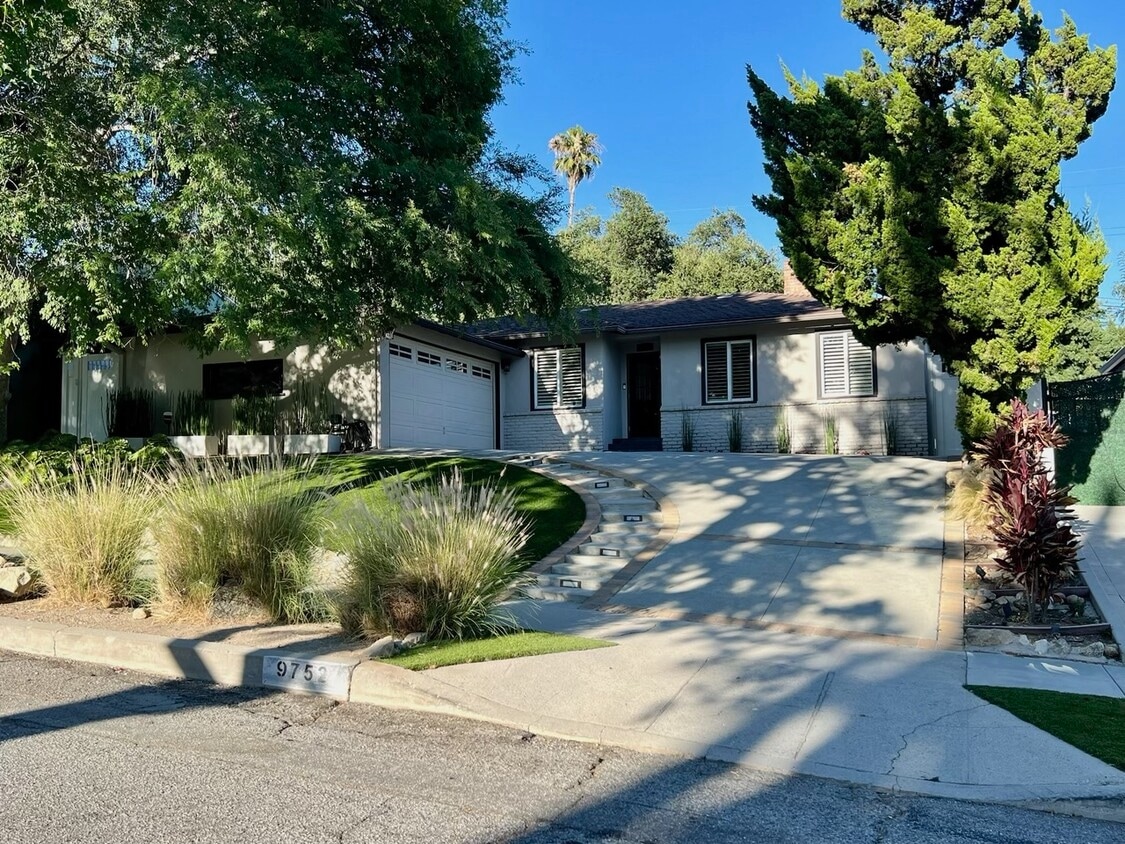 Primary Photo - 9752 Creemore Dr