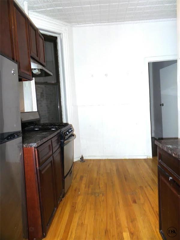 Building Photo - 324 E 13th St