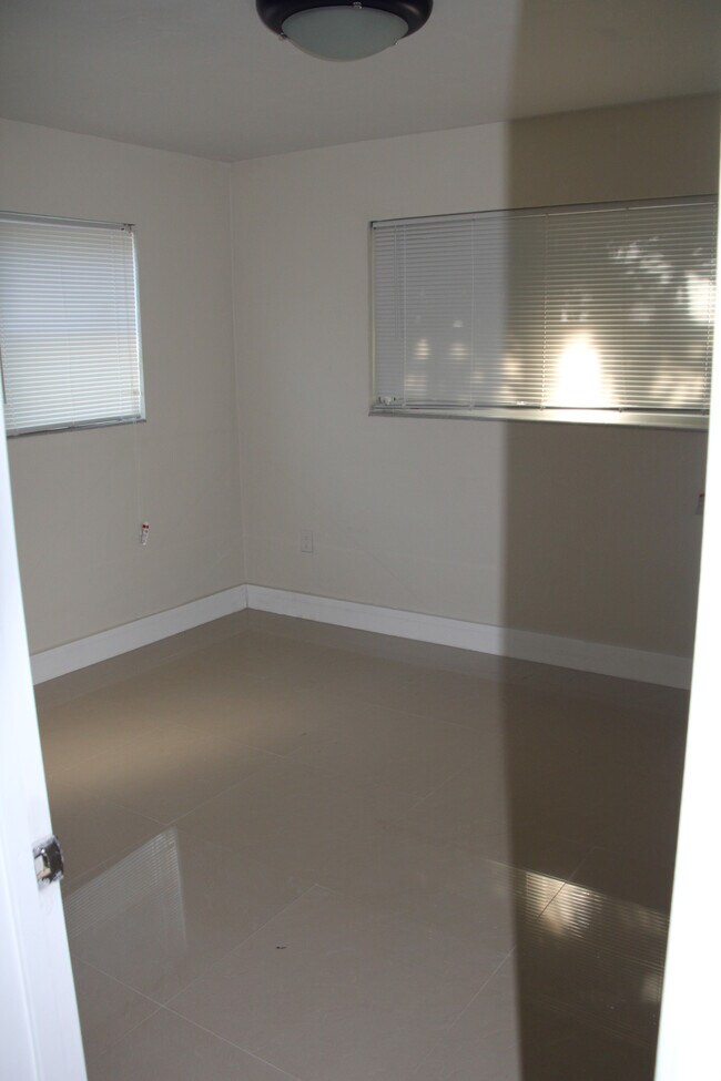 Foto del edificio - 6405 Plunkett St