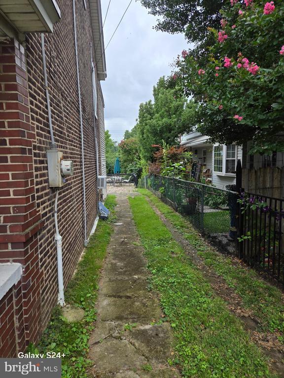 Building Photo - 462 New Elm St