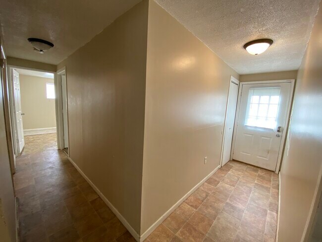 Building Photo - 902 Amhurst Ave