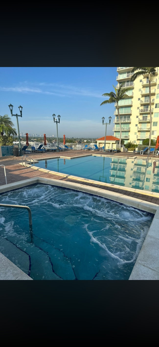 Building Photo - 3020 NE 32nd Ave