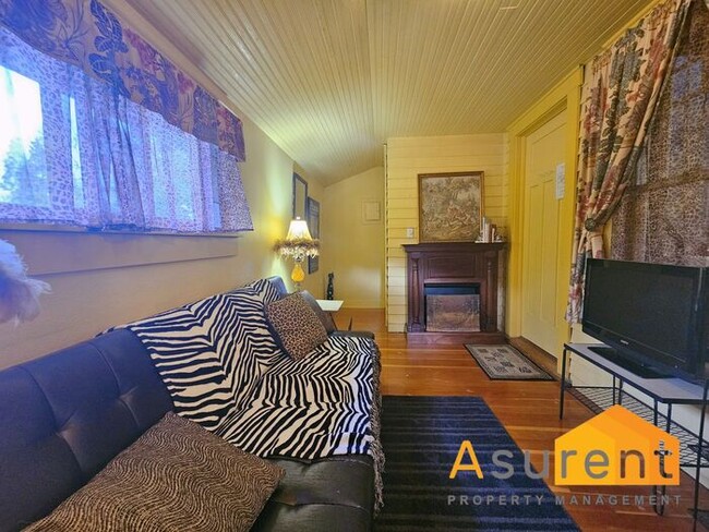 Building Photo - Charming Furnished unit close to downtown ...