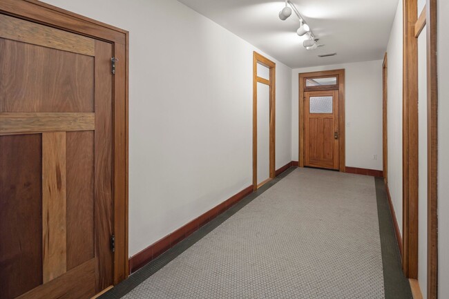 Building Photo - 55 1/2 Haywood St, Apt 3B