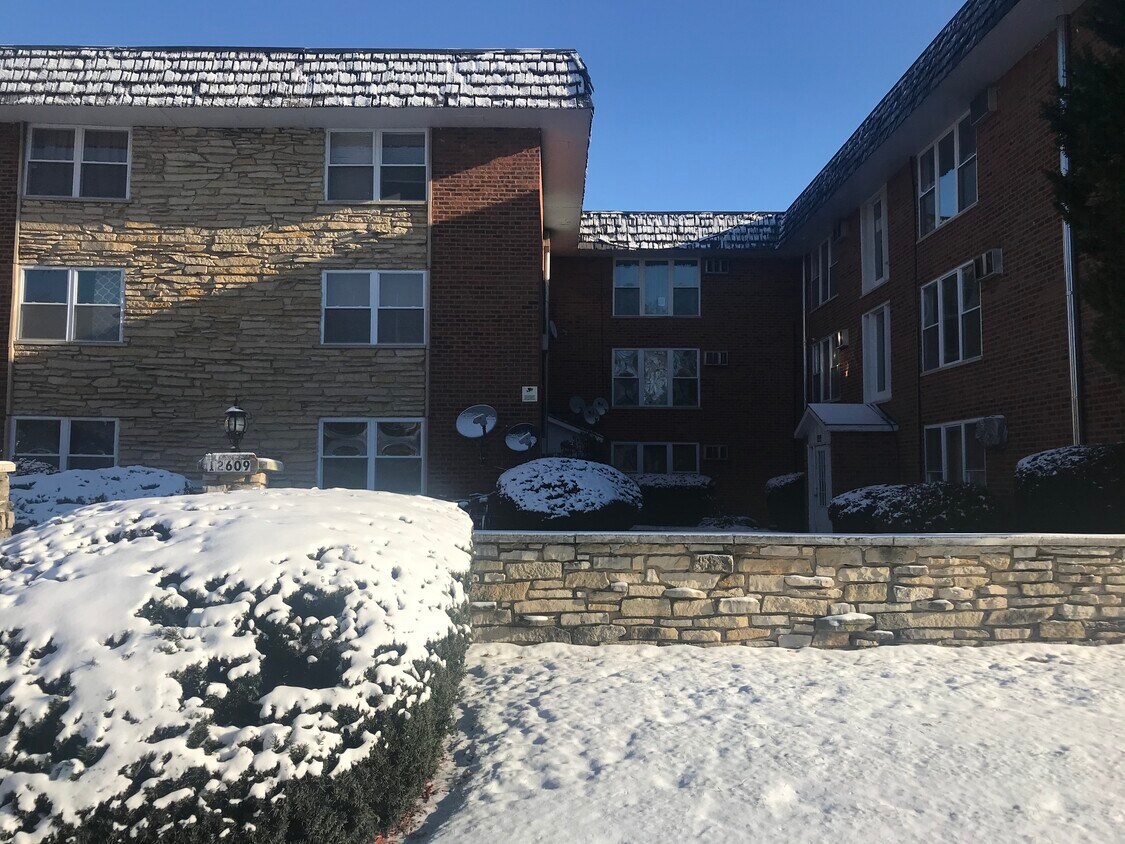 Primary Photo - 7755 S Oconto Ave