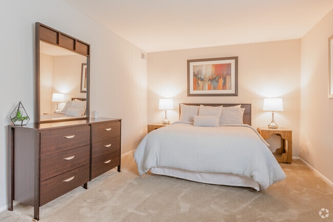 2BR, 1BA - 946SF - South Port