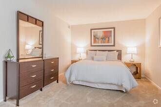 2BR, 1BA - 946SF - South Port