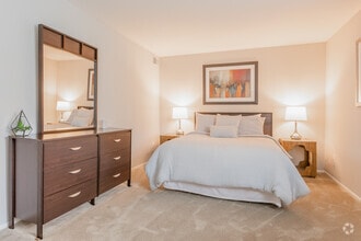 2BR, 1BA - 946SF - South Port