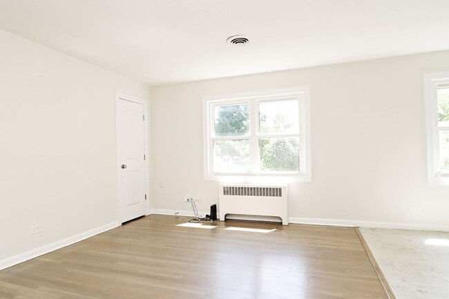 Building Photo - Updated Student-Friendly Apartment With Ting Internet