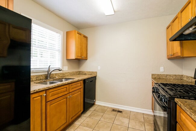 Building Photo - 155 Sunny Ln