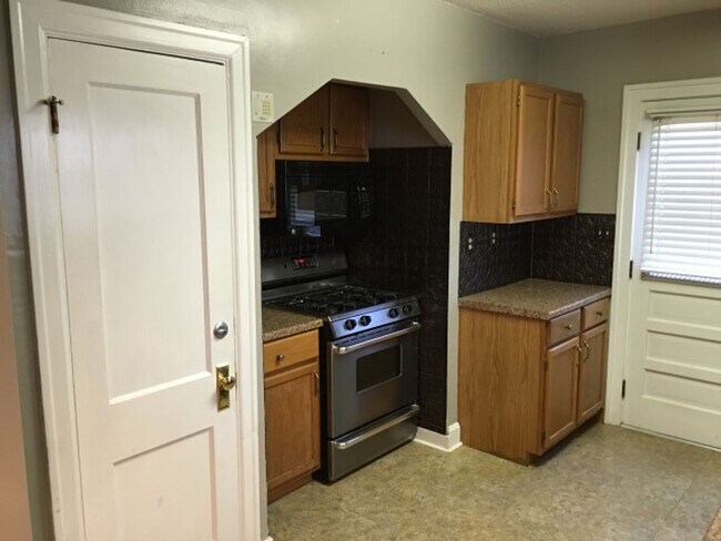 Building Photo - Desirable 3 bedroom home in Brookside!