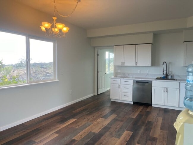Building Photo - Pet friendly 3 bedroom / 2 bath home with ...