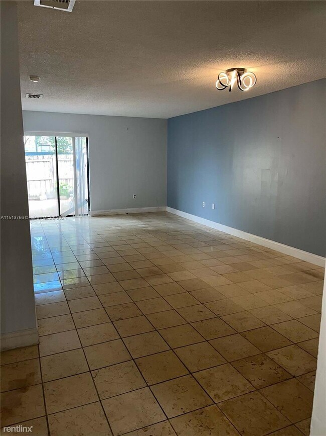 Building Photo - 3 br, 2 bath House - 11500 SW 2nd St Apt 102