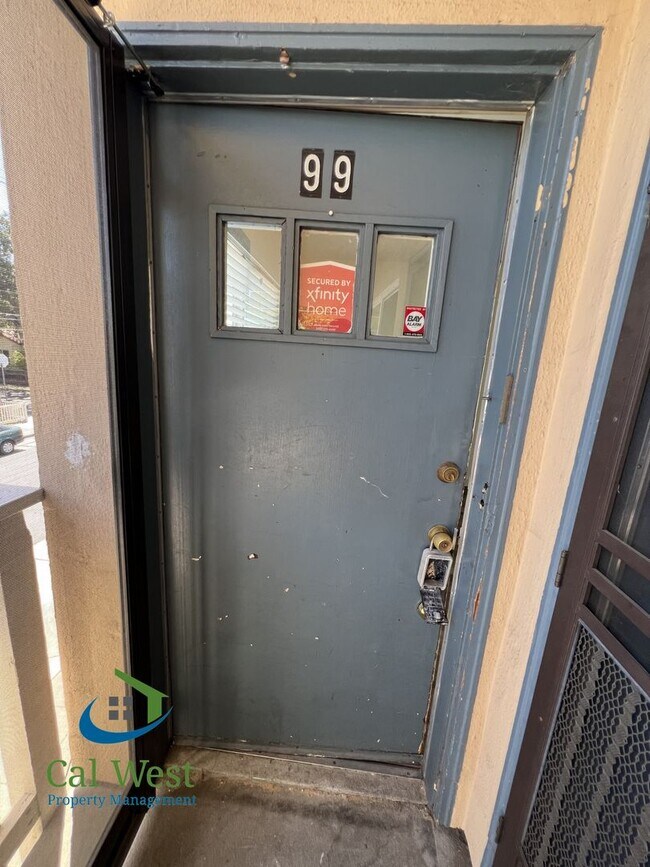 Foto del edificio - $2,495 - UPDATED 2 bedrooms/1 bathroom Upstairs Unit near Rose Garden!