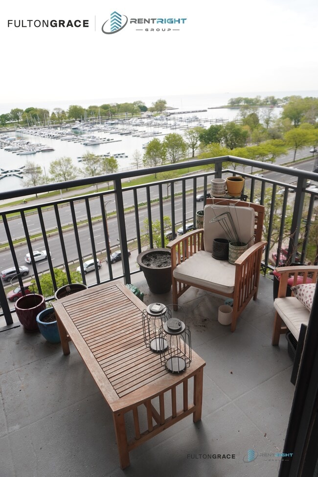 Foto del edificio - 3440 N Lake Shore Dr