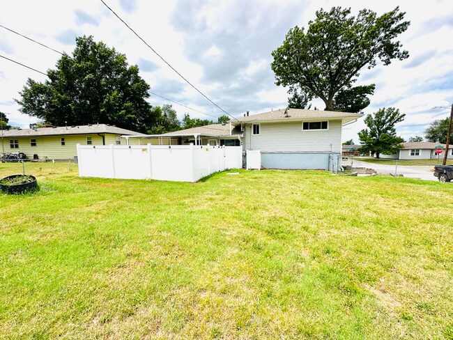 Building Photo - For Lease: Split-Level Ranch Home (4-Beds/...