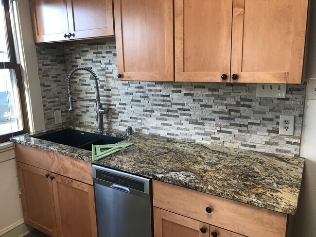 beautiful granite countertops in kitchen - 2102 E Mifflin St