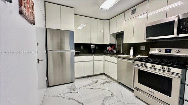 Building Photo - 2030 S Ocean Dr