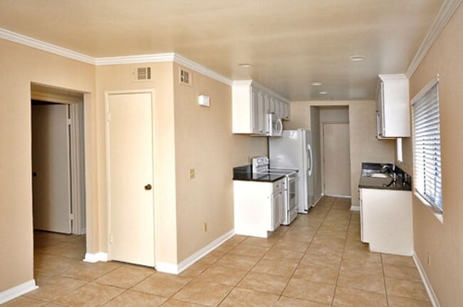 Building Photo - Charming 2BR Condo with Nice Patio and 1 Car Garage!!!