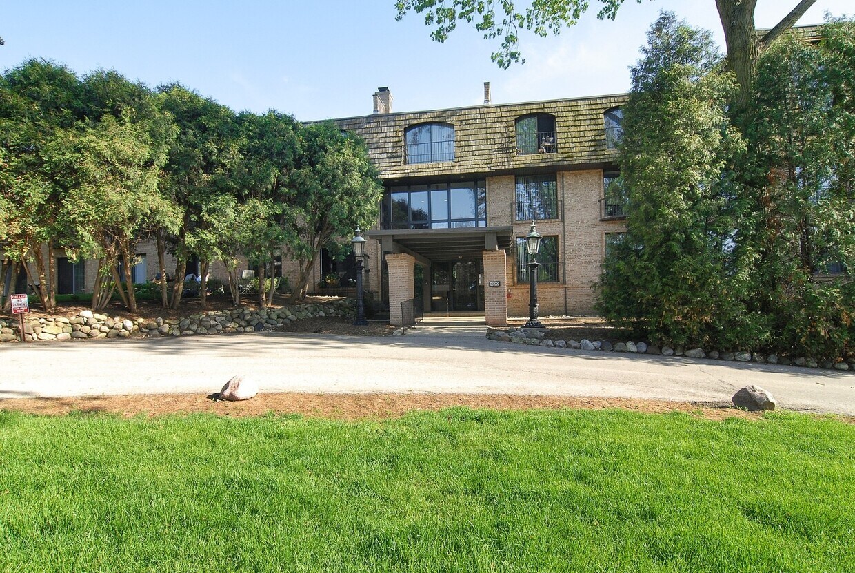 600 W Russell St Unit 307, Barrington, IL 60010 Condo for Rent in