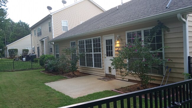 Foto del edificio - 582 Cotton Field Rd