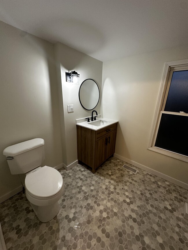 Building Photo - 111 Elm St