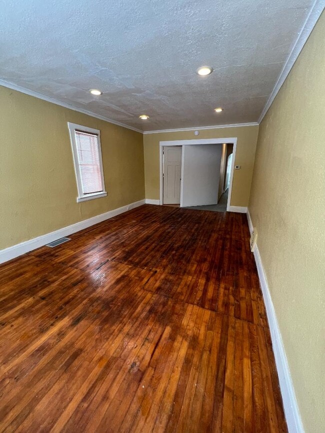 Building Photo - 1723 Maine St